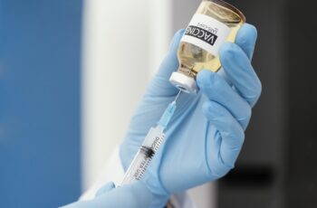 Paulista baixa para 36 anos vacinação  contra a Covid-19 para público geral.