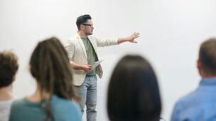 UFPE oferece 48 vagas para docentes em concurso público 2024.