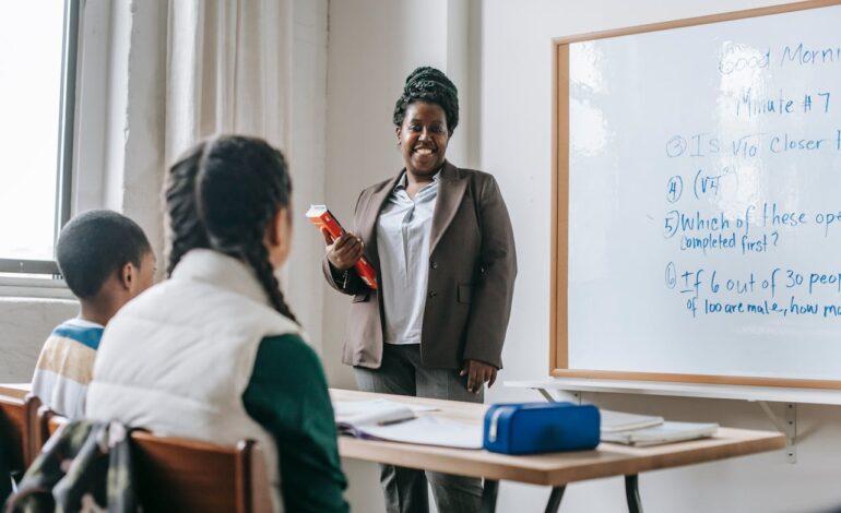 Pé-de-Meia Licenciaturas 2026 oferece 12 mil bolsas para futuros professores.
